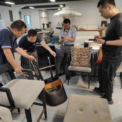 Woonkamer meubels Italiaanse moderne lederen combinatie bank met elegant Europees houten ontwerp en spons vullen 36
